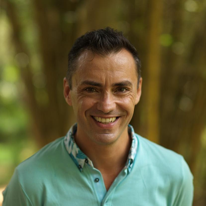 James de Maria - medveten yogaflow