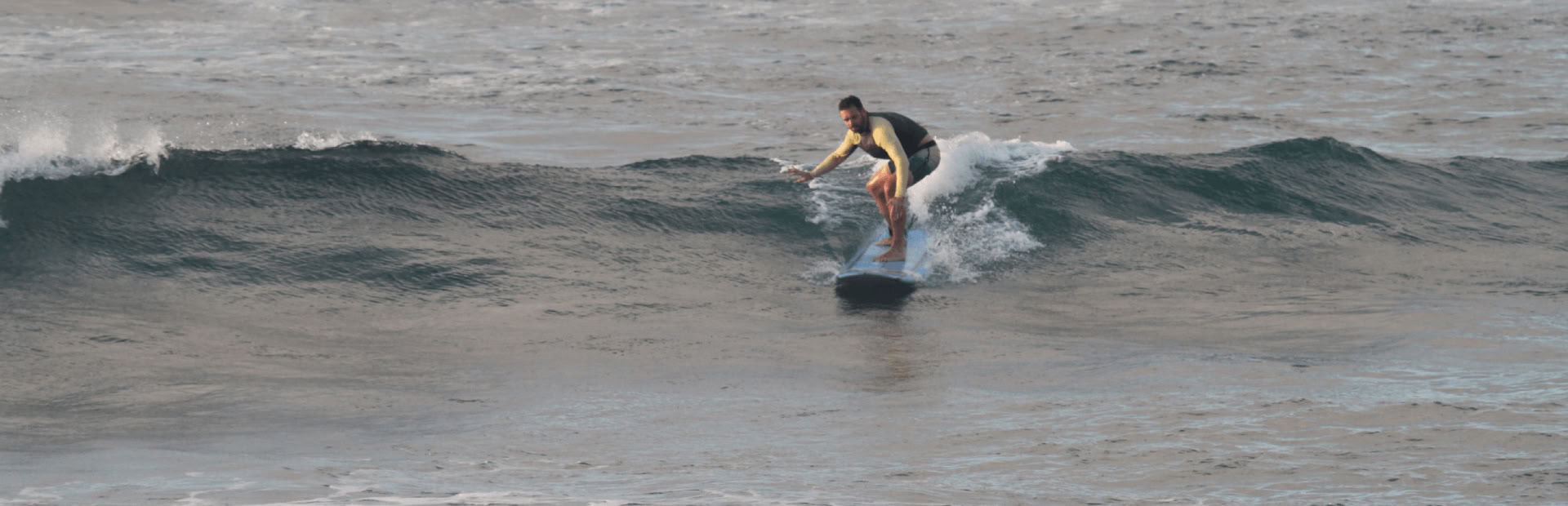 Standard surf- och yogaretreat