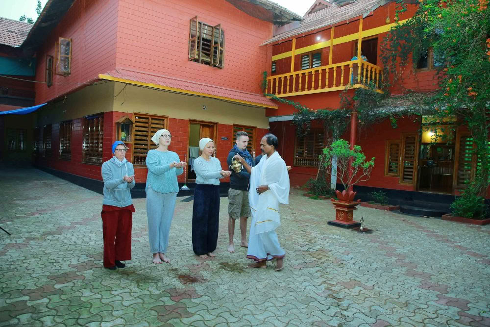 Hatha yoga-retreat med Bhoomaji