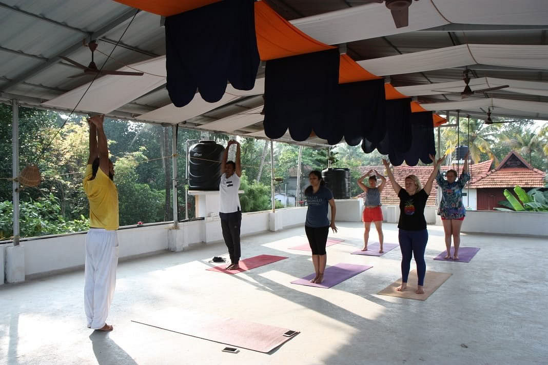Mellan havet och tystnaden: yoga- och ayurvedaretreat i hjärtat av Kerala, Indien