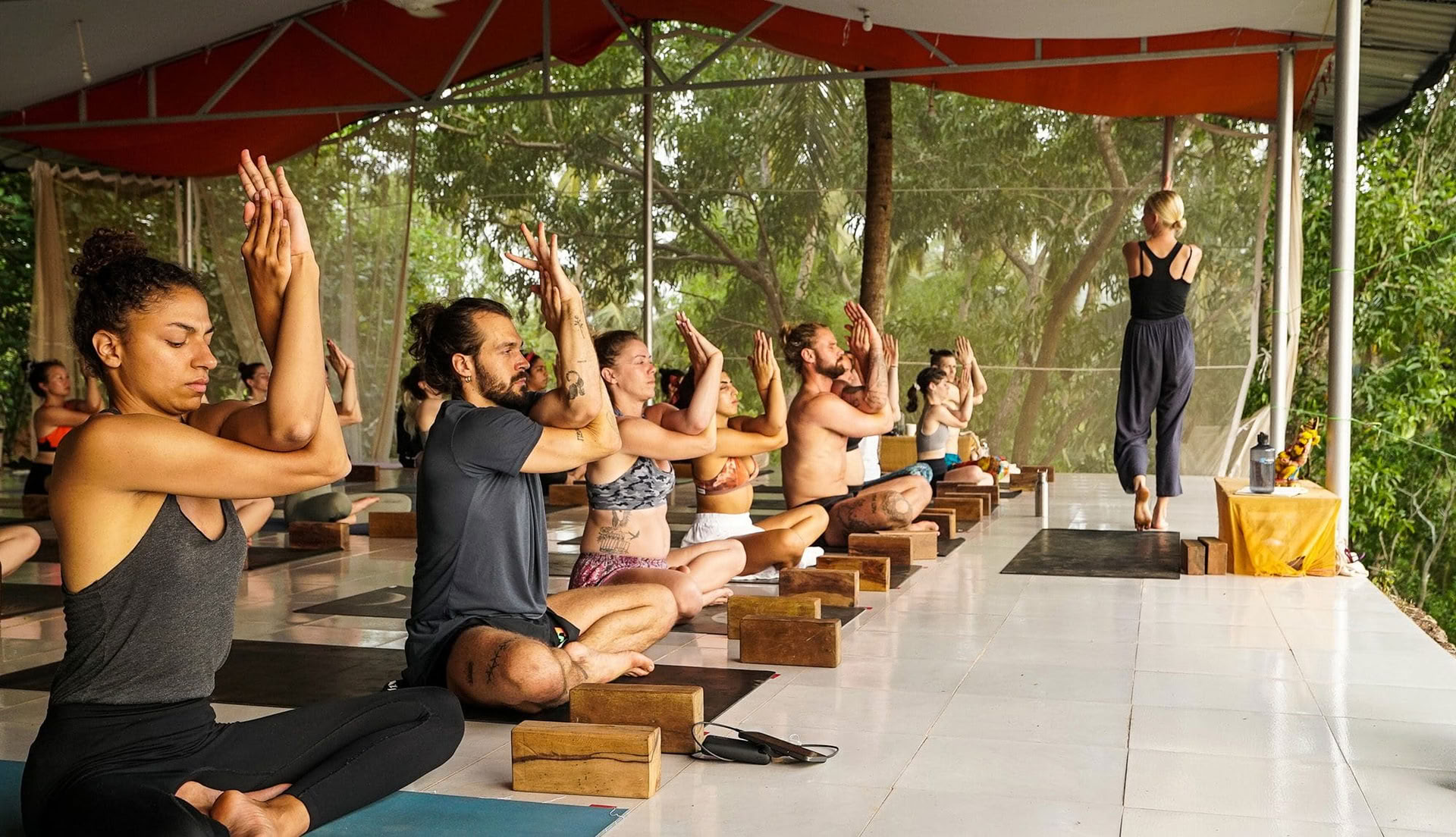 300-timmars avancerad vinyasa flow-yogautbildning – Indien