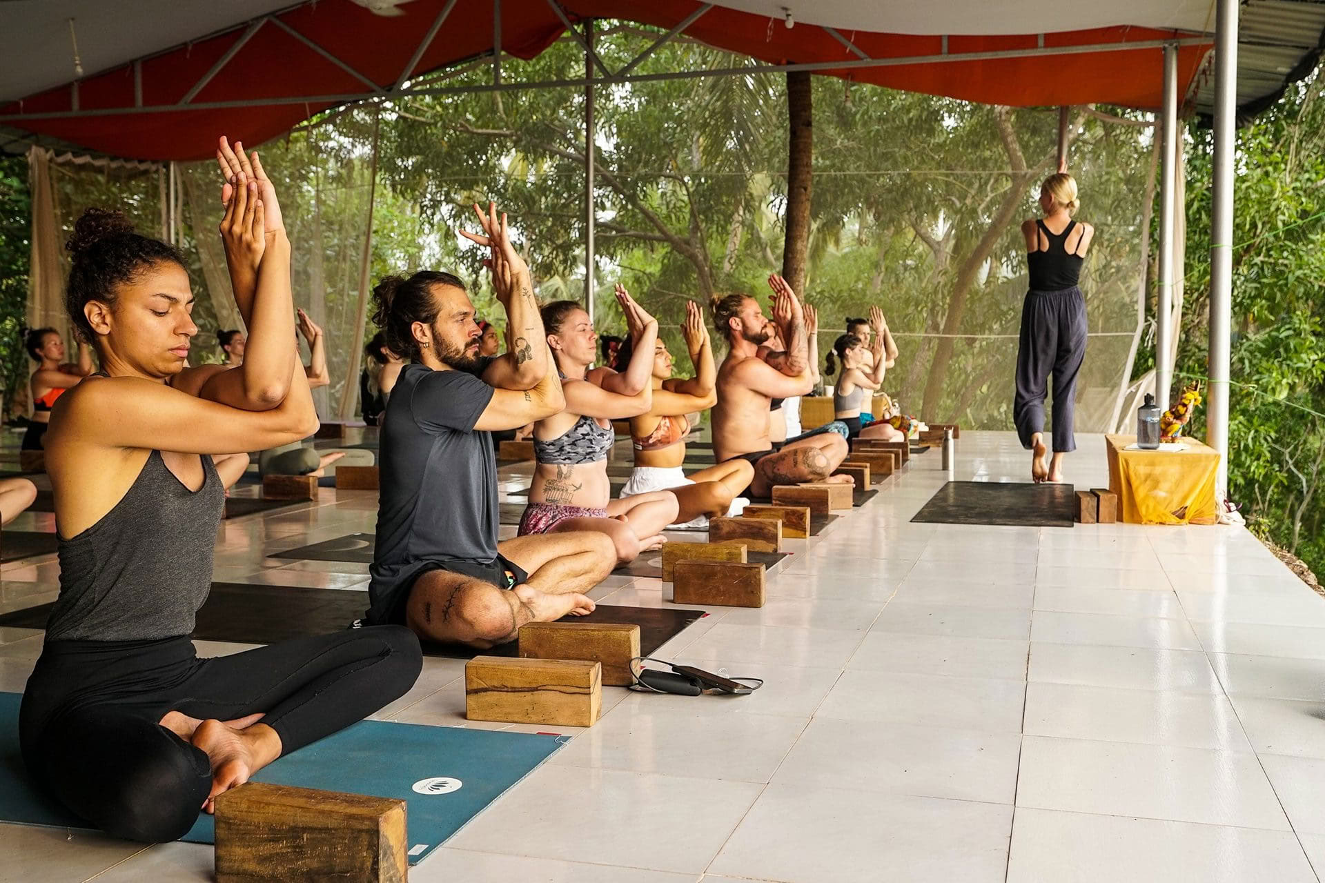 300-timmars avancerad vinyasa flow-yogautbildning – Indien