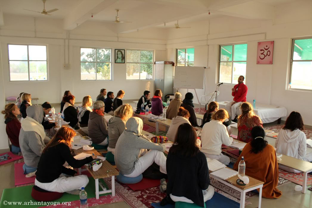 Skapa en stark grund: 200-timmars yogautbildning i Indien 2026