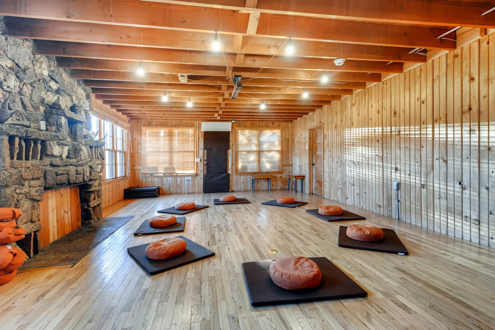 Ekodharma-retreatcenter i Klippiga bergen