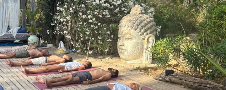 Ibiza- och Marrakech-yogaretreater med lycka