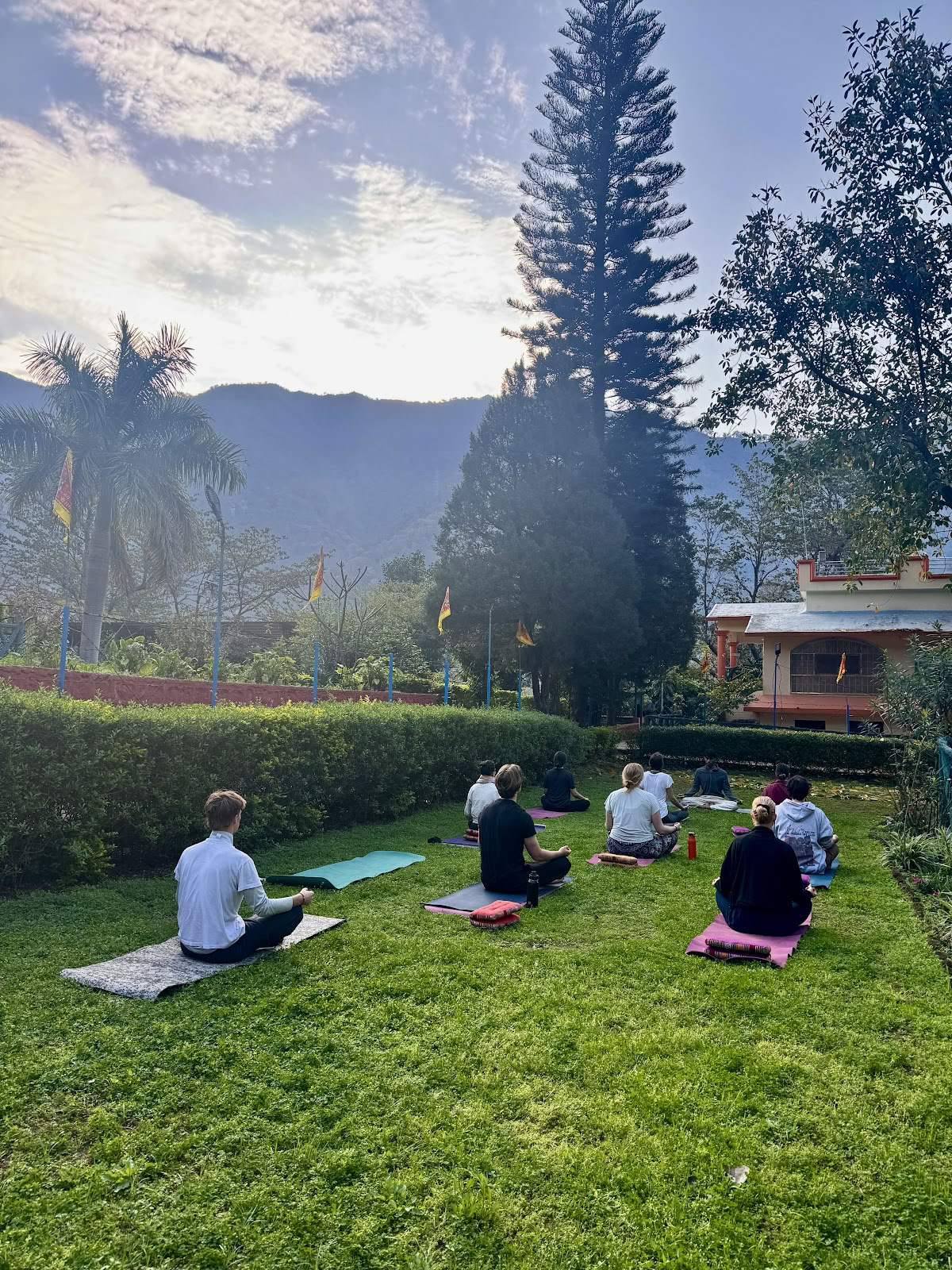 Abhyasa Yogmath | Traditionellt yoga- och meditationsashram i Rishikesh, Indien