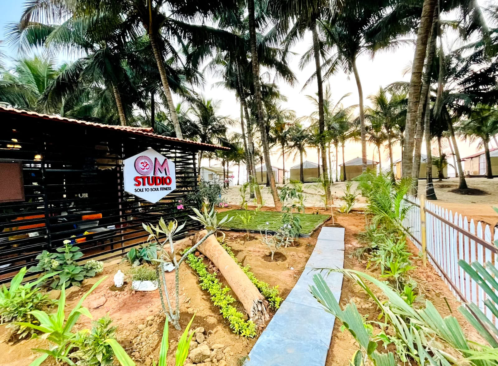 OM Studio Agonda - Aerial Yoga och ljudhealing i Goa