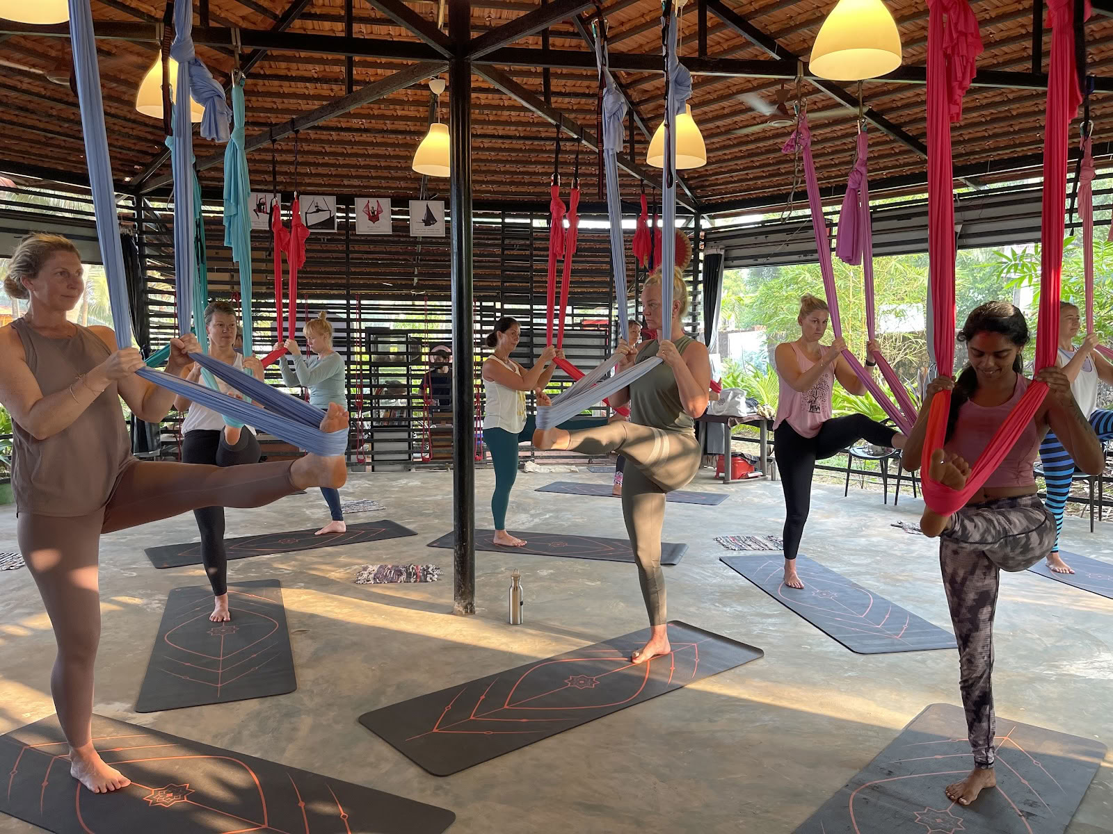 OM Studio Agonda - Aerial Yoga och ljudhealing i Goa
