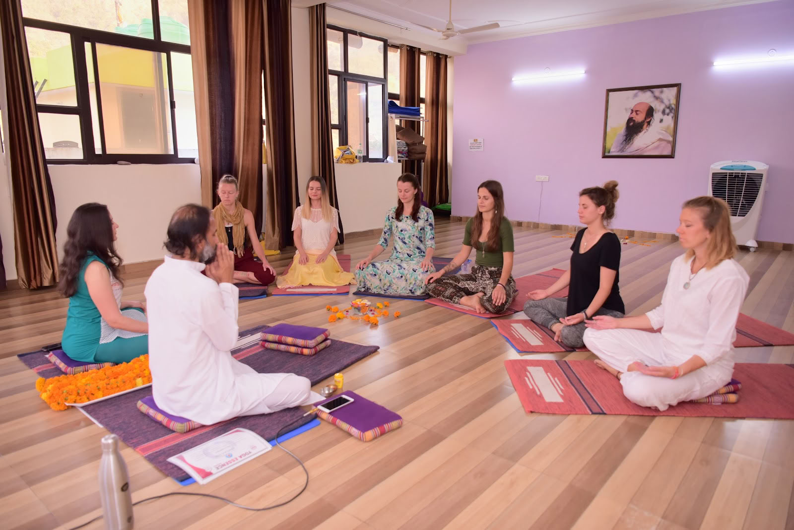 Yogaessensen: meditationslärarutbildning ashram