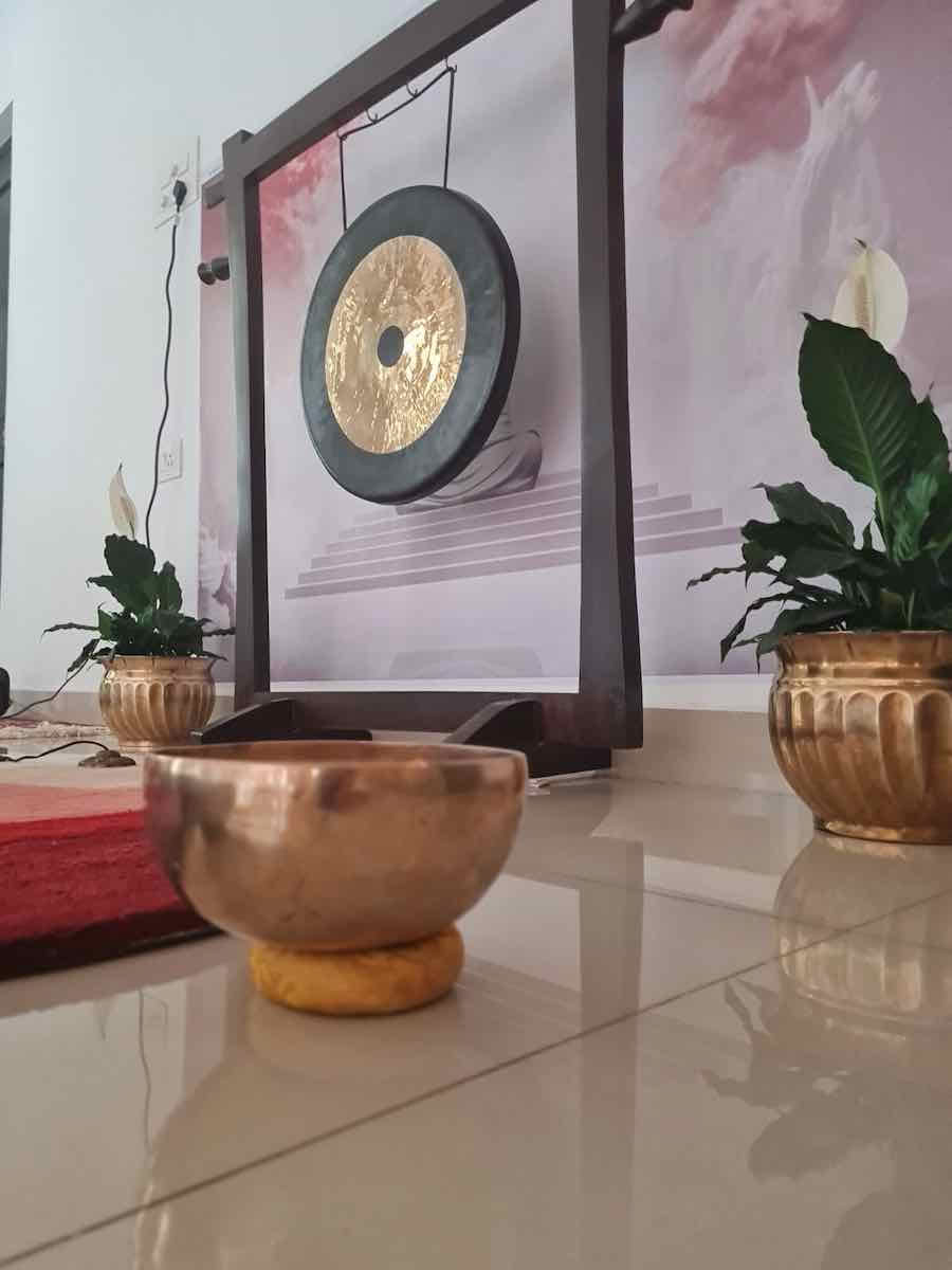 Mänsklig beröring yoga och ljudhealing
