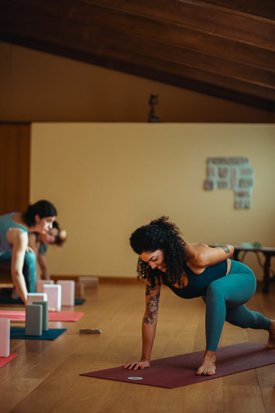 Vinyasa-yoga med Adriana – på engelska, på flera nivåer