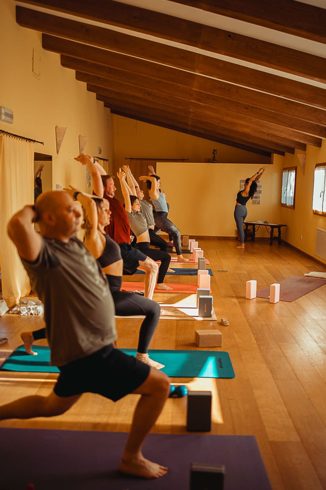 Vinyasa-yoga med Adriana – på engelska, på flera nivåer