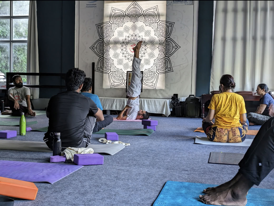 Ett himalayiskt yogainstitut i Rishikesh