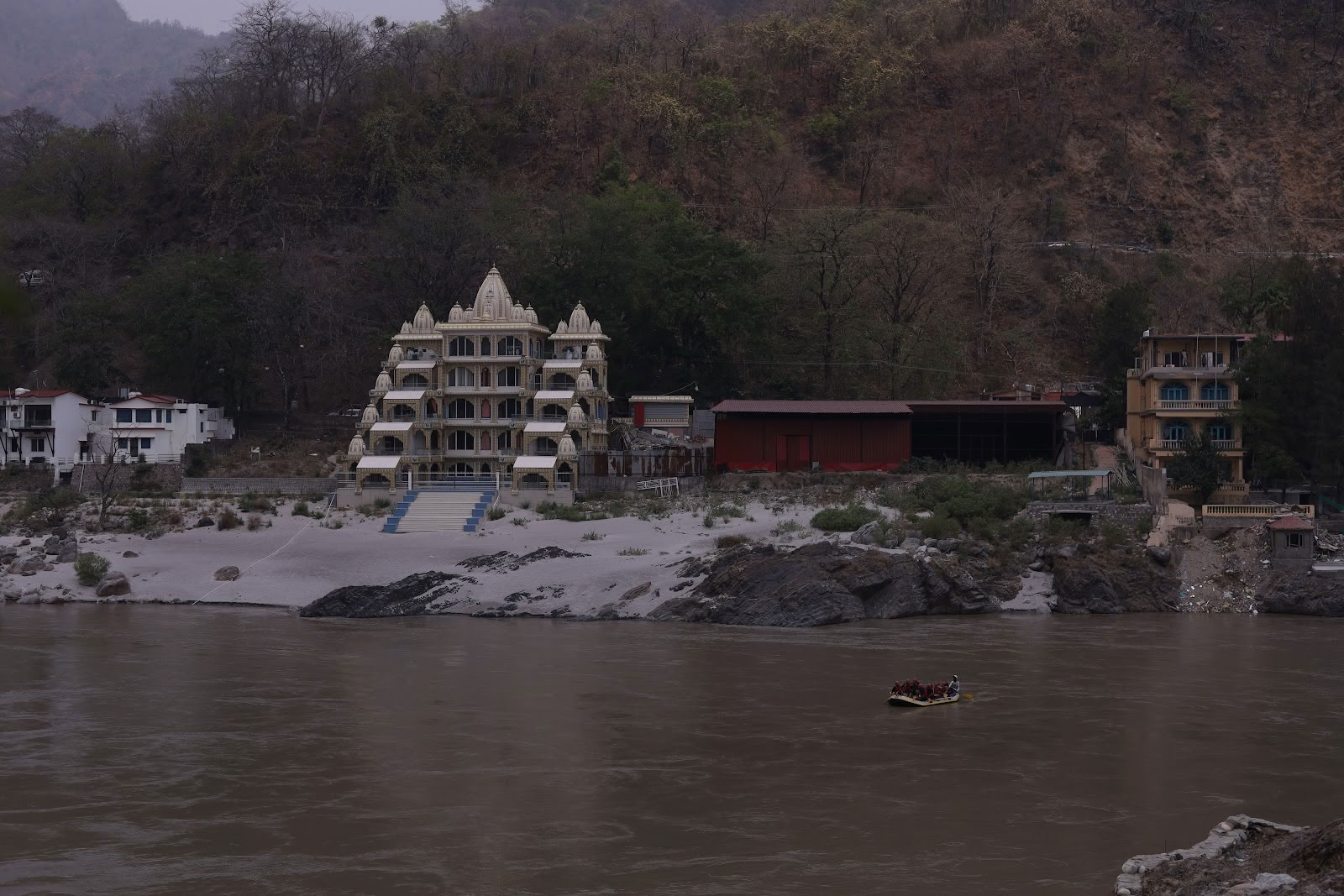 Ett himalayiskt yogainstitut i Rishikesh