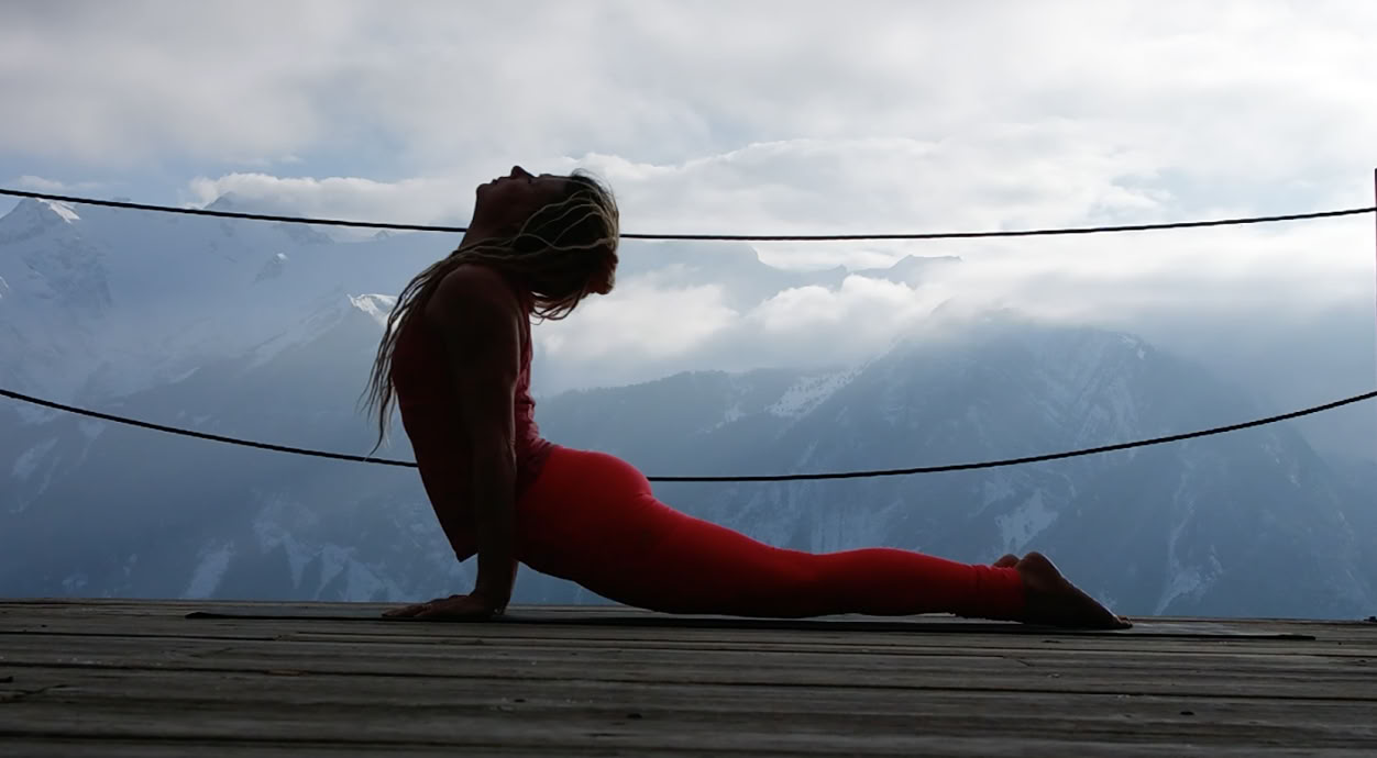 Yoga med Emma i vedboden