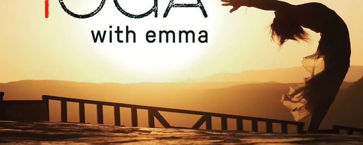Yoga med Emma i vedboden