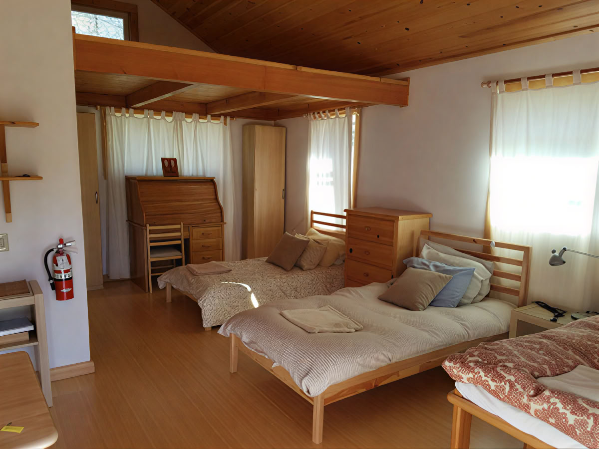 Deluxe Shanti - book with friends or family (3 twin beds)