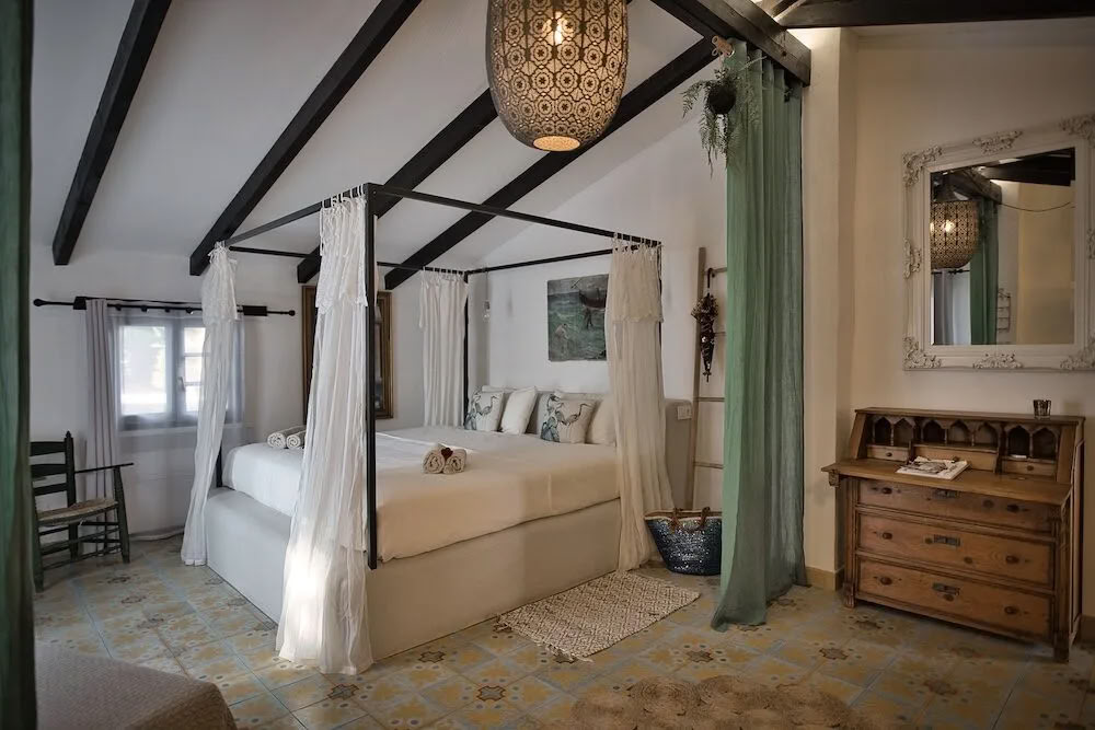 Twin room with private bathroom