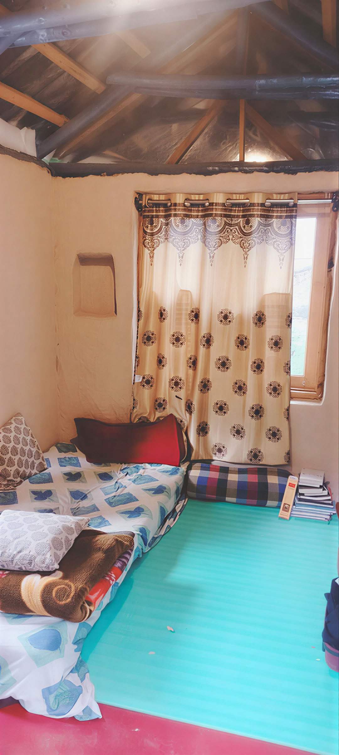 Basic Comfort *Washroom Non-attached (Single Occupancy shared room)