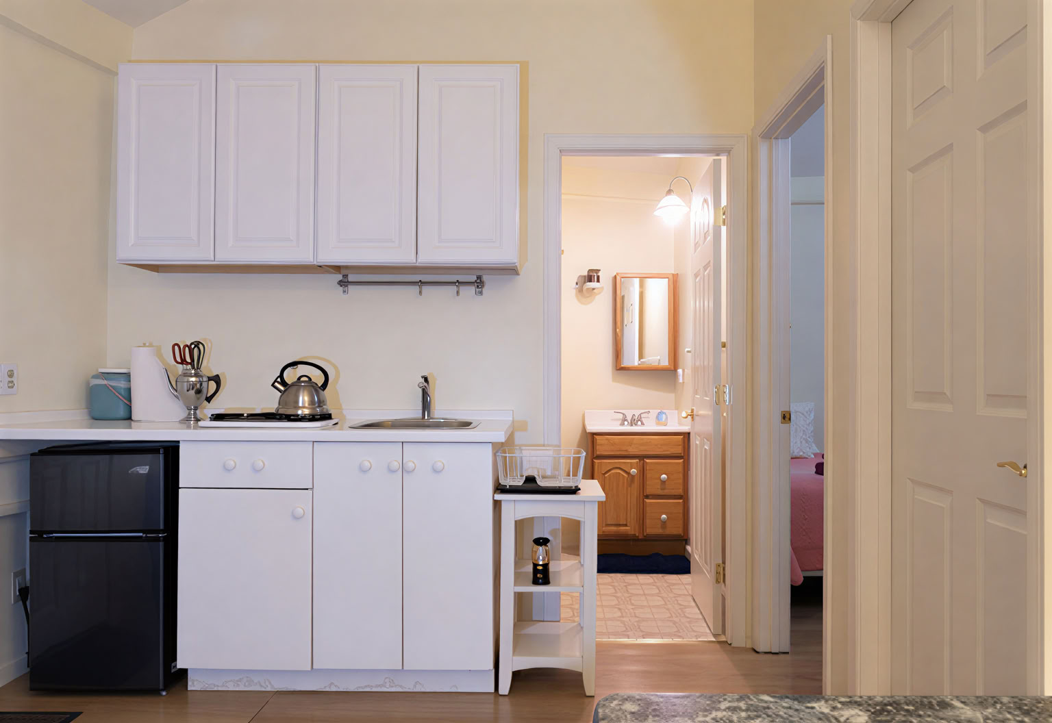 Cabin - Kitchenette + Private Bathroom