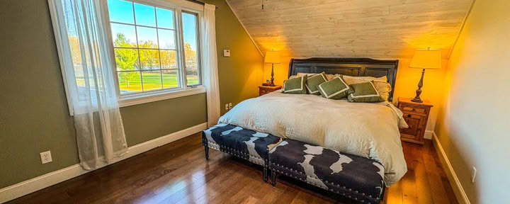 King Bed Modern Lakehouse w/ Lake View and Shared Bathroom