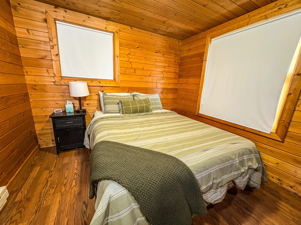Ett queen size-säng med privat badrum