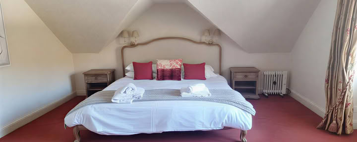 Master bedroom med eget badrum och badkar samt dusch, bergsutsikt (på övervåningen)