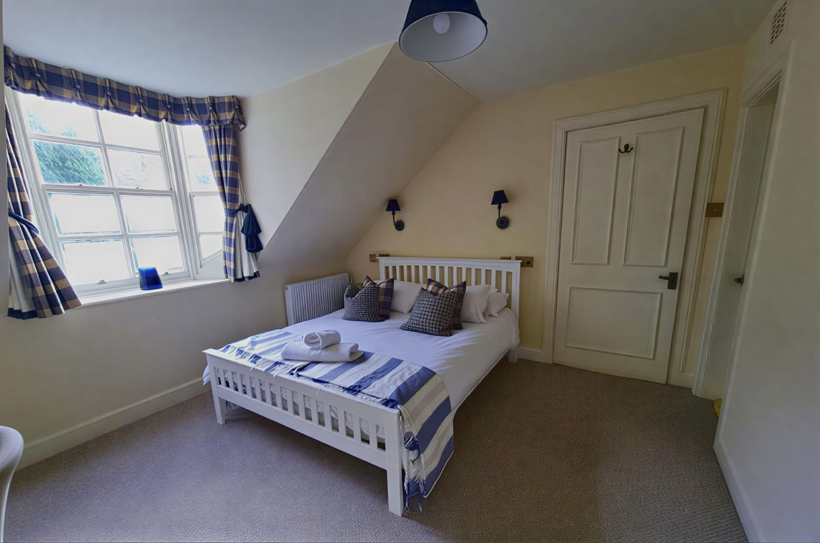 King size bed ensuite with shower, garden view (upstairs)