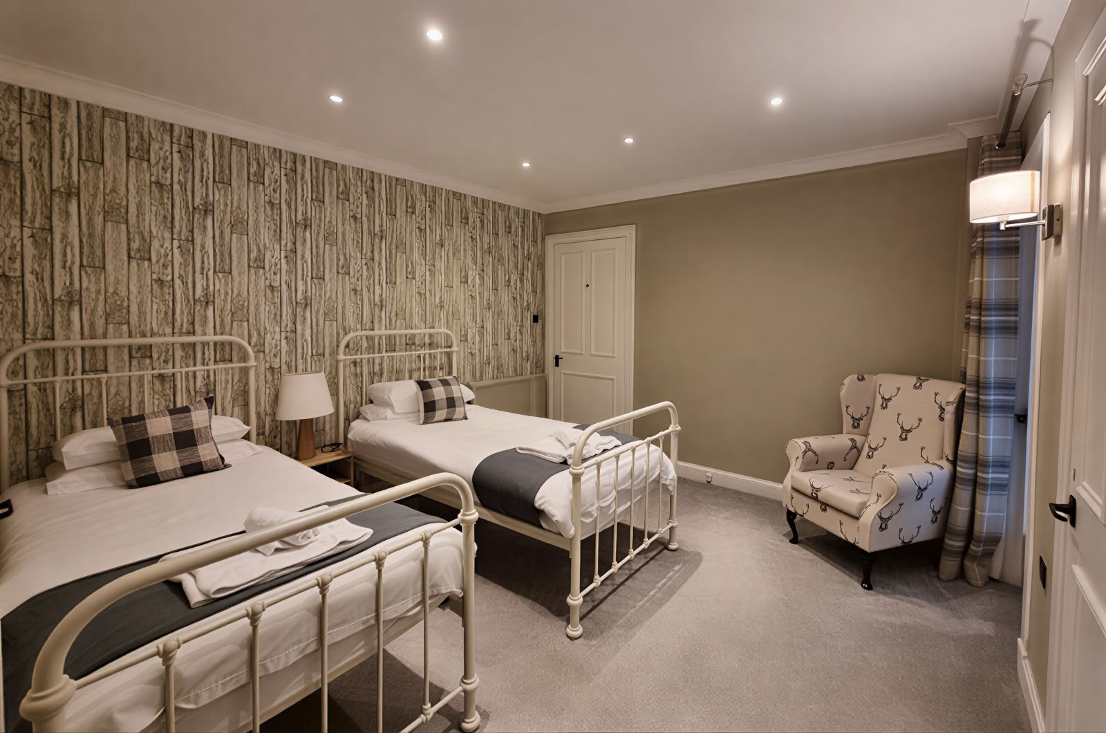 Twin bed room (2 people sharing) ensuite with shower, mountain & garden view (downstairs)