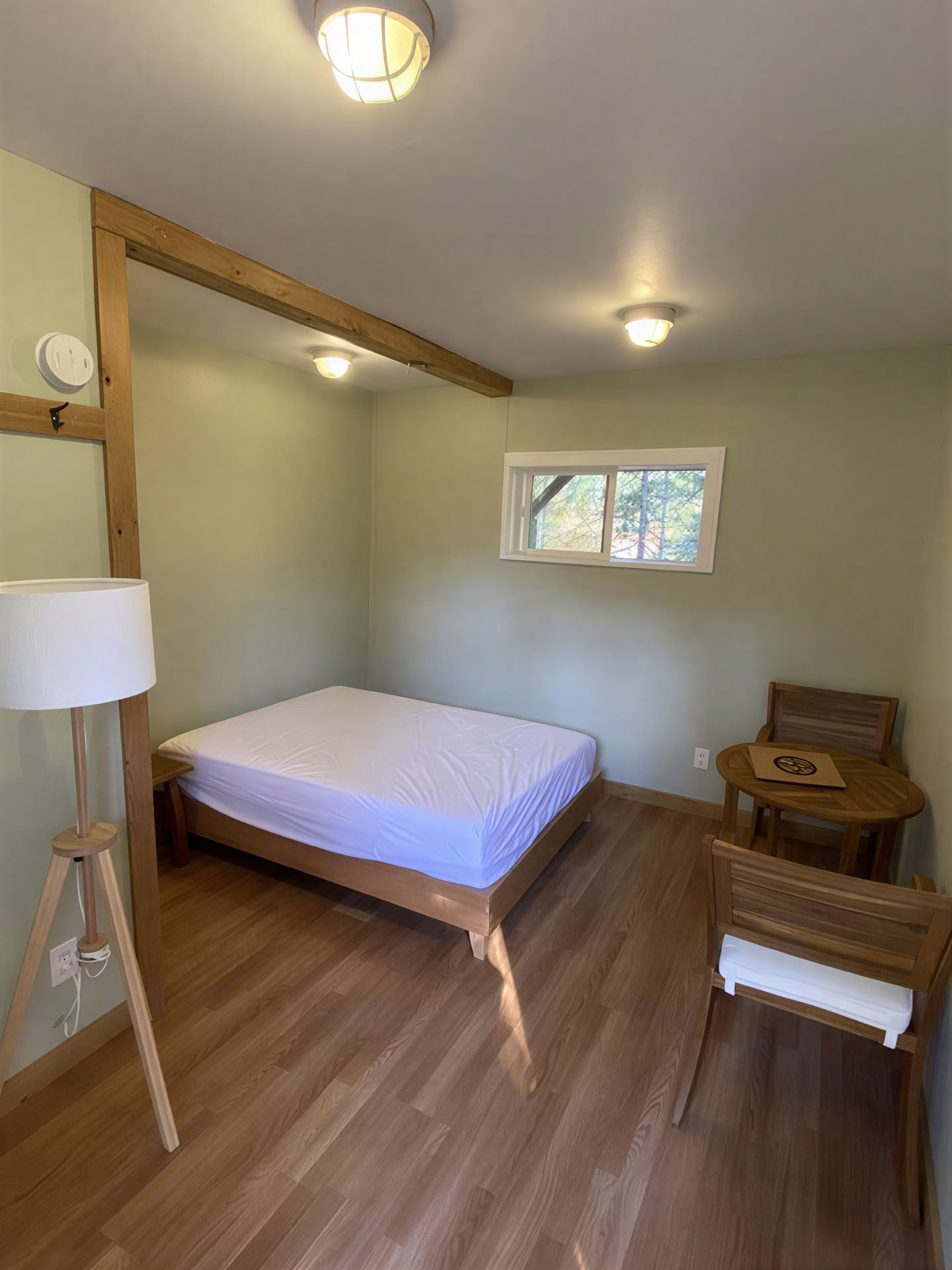 Bell Hotel (1 queen bed)