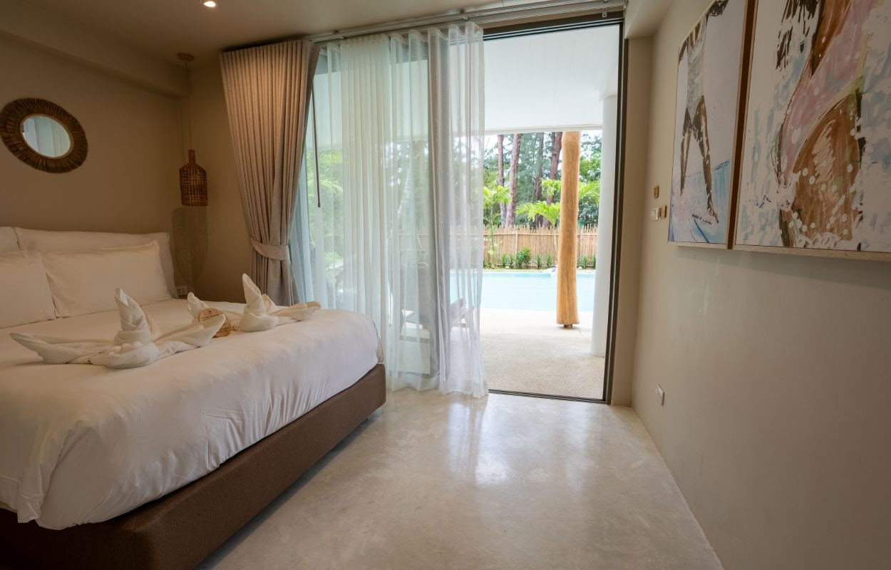 Queen Pool Access Room