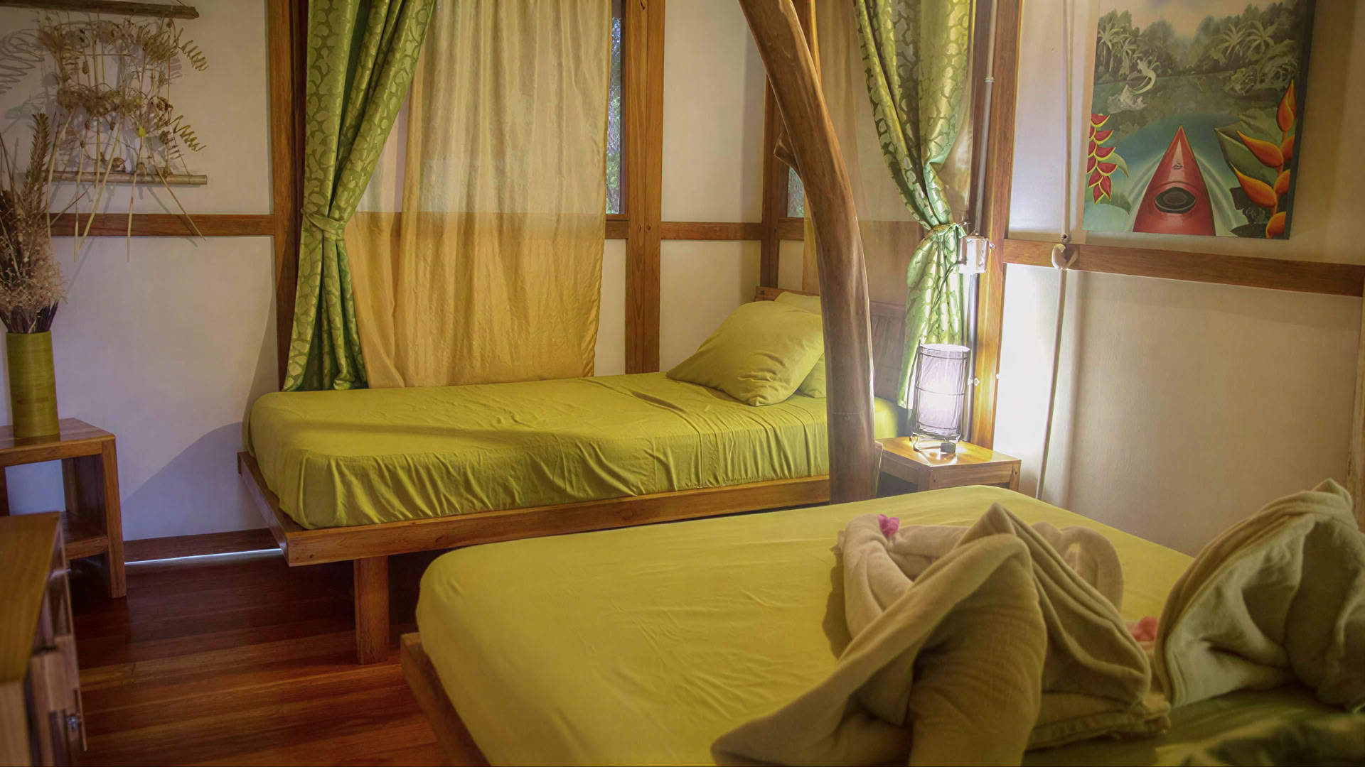 Rustic Lodge Room in Treehouse 1
